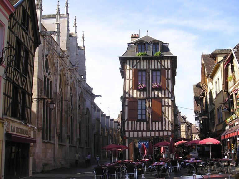 solution garde meubles troyes