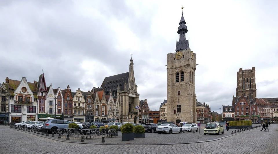 La Grand’Place et le beffroi de Béthune.