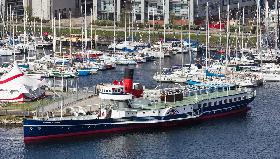 Le bateau Princess Elizabeth et les quais de Dunkerque.