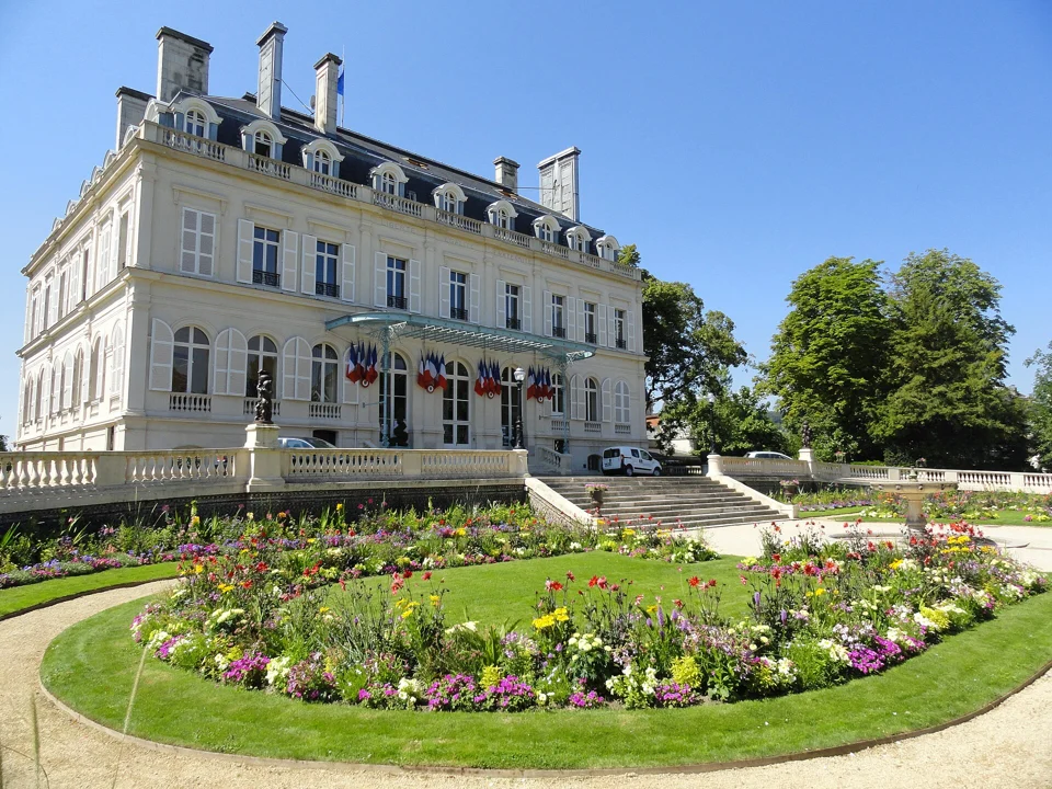 L’hôtel de ville d’Épernay et ses jardins.