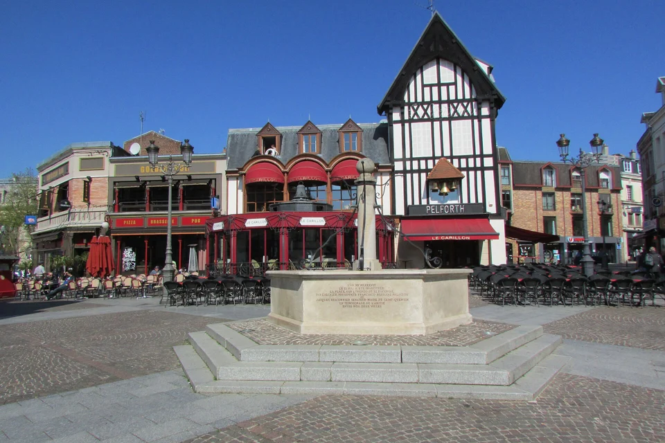 La place de l’Hôtel-de-Ville à Saint-Quentin.