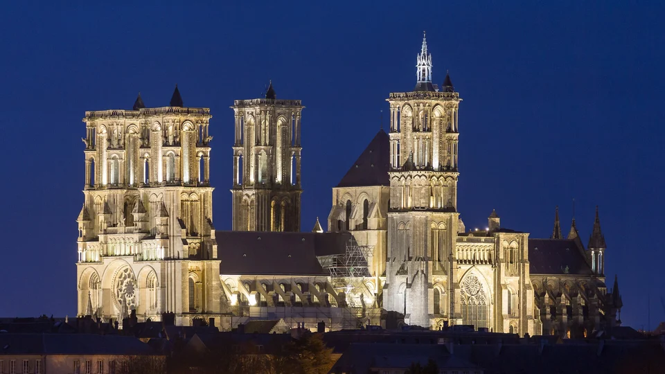 La cathédrale Notre-Dame de Laon à la tombée de la nuit.